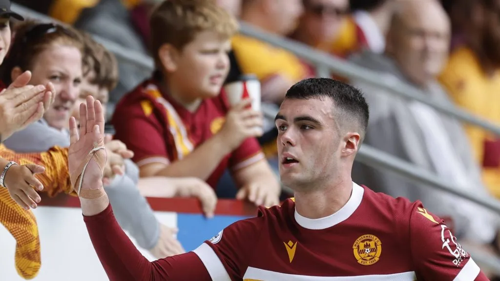 Lennon Miller, do Motherwell, bate palmas com os torcedores após ser substituído durante a partida do Campeonato William Hill Premiership no Fir Park, em Motherwell, Reino Unido. (Foto: IMAGO / Focus Images)