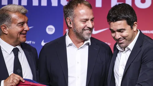 Presidente Joan Laporta, Hansi Flick, treinador do Barcelona, e Deco, diretor esportivo do clube. Foto: IMAGO / ZUMA Press Wire
