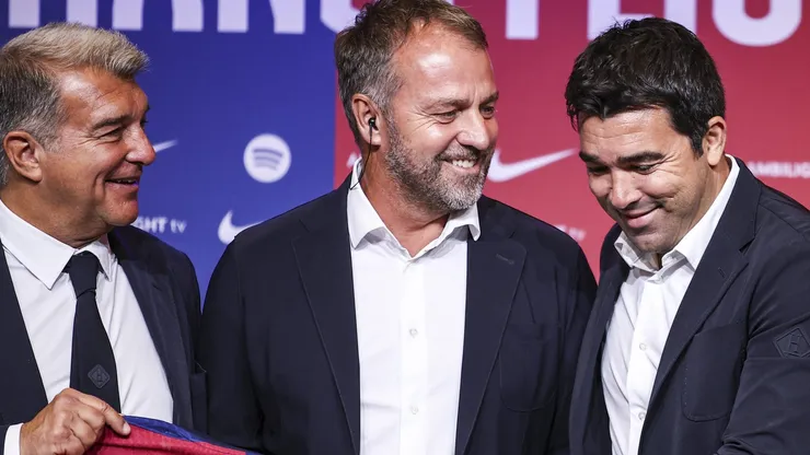 Presidente Joan Laporta, Hansi Flick, treinador do Barcelona, e Deco, diretor esportivo do clube. Foto: IMAGO / ZUMA Press Wire