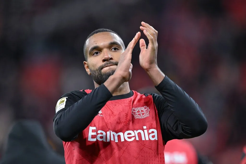 Jonathan Tah, zagueiro do Bayer Leverkusen, é alvo do Barcelona, mas ele vai tomar decisão sobre seu futuro somente no próximo ano, segundo portal. Foto: IMAGO /&nbsp;RHR-Foto