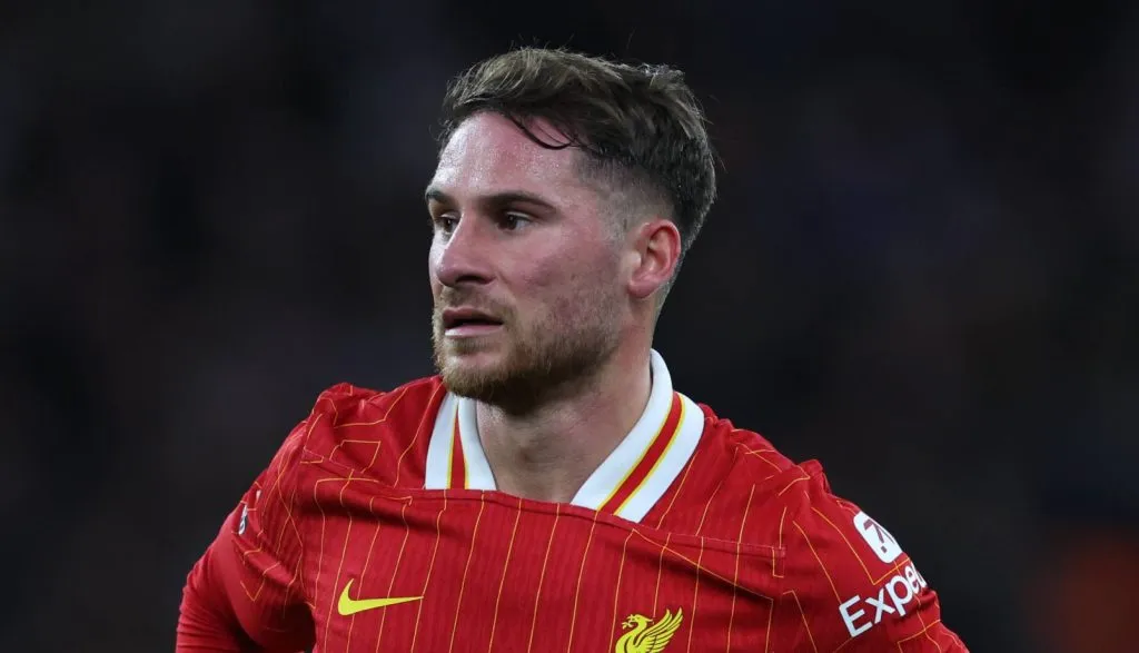 Mac Allister com as mãos na cintura durante um jogo do Liverpool na Premier League (IMAGO / Sportimage)
