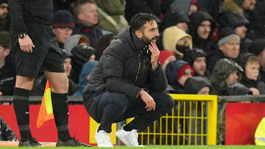 Ruben Amorim agachado analisando os movimentos na partida entre Manchester United v Nottingham Forest (IMAGO / PA Images)