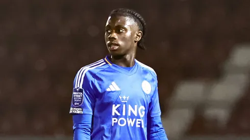 Jeremy Monga, atacante promissor do Leicester City, está na mira de gigantes da Premier League, com Chelsea e Manchester City disputando sua contratação. (Foto: IMAGO / Pro Sports Images)