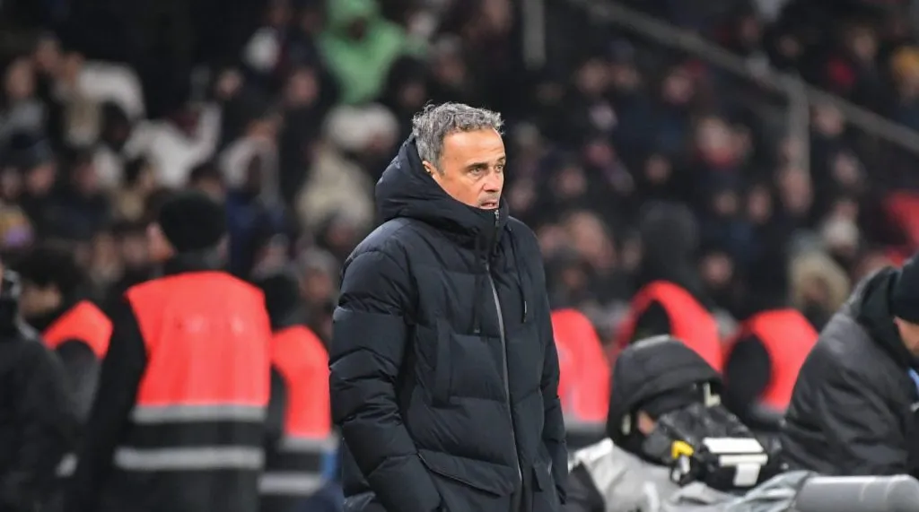 Luis Enrique em pé na área técnica no jogo entre PSG v Nantes pela Ligue1 (IMAGO / ABACAPRESS)