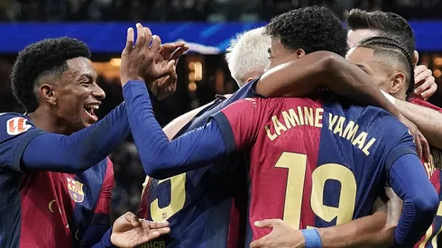 Apesar das críticas no Barcelona, a confiança no treinador Hansi Flick permanece intacta, e a pressão recai sobre atletas como Dani Olmo, Robert Lewandowski, Jules Koundé e Raphinha. (Foto: IMAGO / Alterphotos)