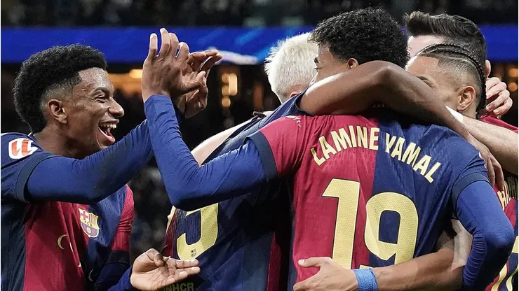 Apesar das críticas no Barcelona, a confiança no treinador Hansi Flick permanece intacta, e a pressão recai sobre atletas como Dani Olmo, Robert Lewandowski, Jules Koundé e Raphinha. (Foto: IMAGO / Alterphotos)