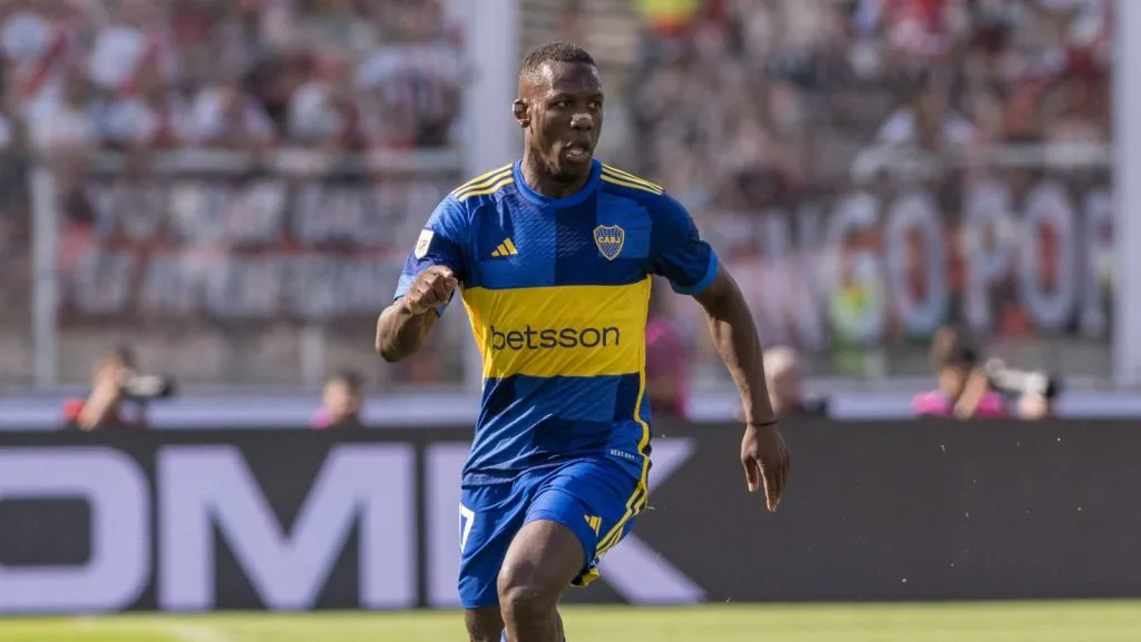 Luis Advíncula, do Boca Juniors, conduz a bola durante uma partida das quartas de final da Copa da Liga Profissional 2024 entre River Plate e Boca Juniors, no Estádio Mario Alberto Kempes, em 21 de abril de 2024, em Córdoba, Argentina. (Foto: IMAGO / SOPA Images)