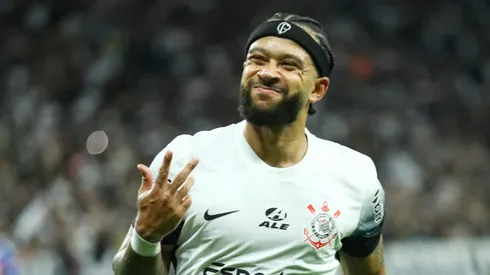 Depay comemora ao marcar pelo Corinthians. Foto: Marco Miatelo/AGIF