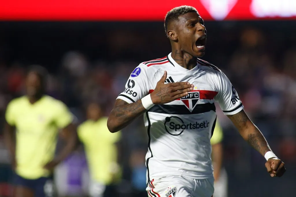 Arboleda enfrentando a LDU (Photo by Miguel Schincariol/Getty Images)