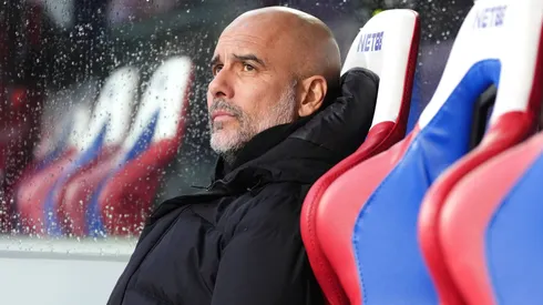 Pep Guardiola no banco de reservas do Manchester City.