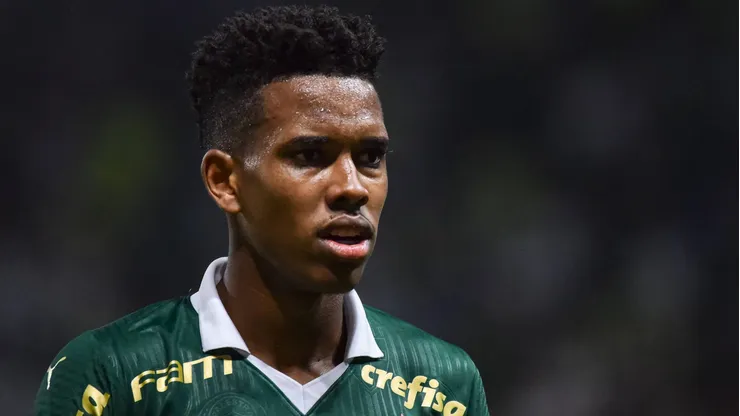 Estevão com a camisa do Palmeiras