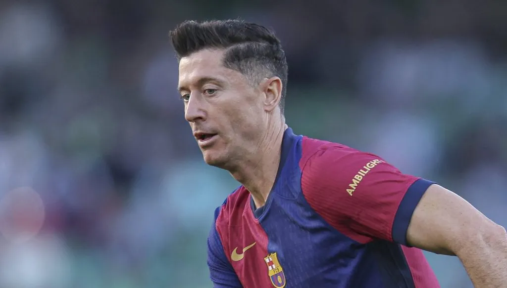 Lewandowski correndo no jogo entre Real Betis v Barcelona em LaLiga (IMAGO / Pressinphoto)