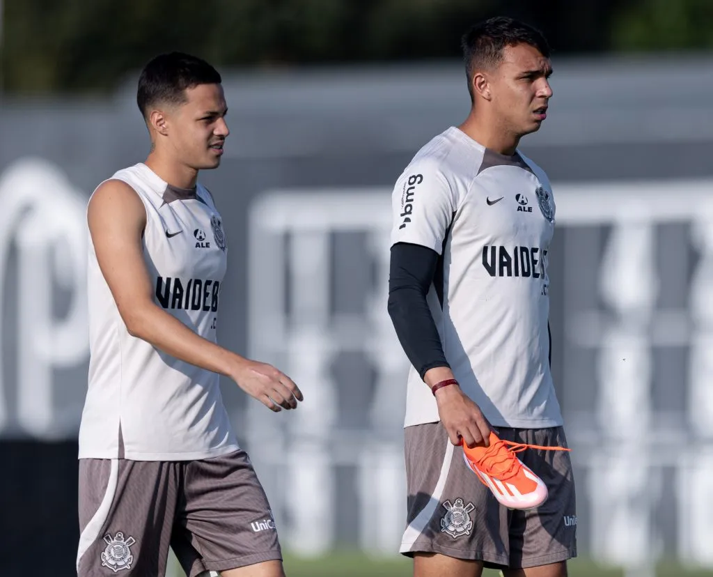 Matheus Araújo (à esquerda) deixou o Corinthians. Giovane (à direita) ainda tenta renovação. Foto: Rodrigo Coca/Agência Corinthians