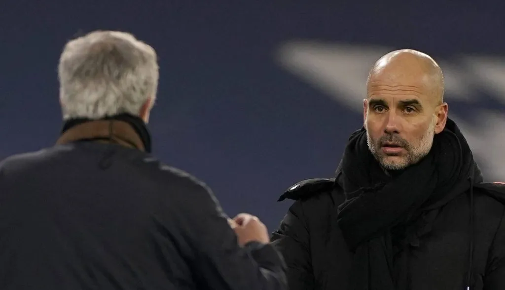 José Mourinho e Pep Guardiola se cumprimentando em um Manchester City v Tottenham (IMAGO / PA Images)