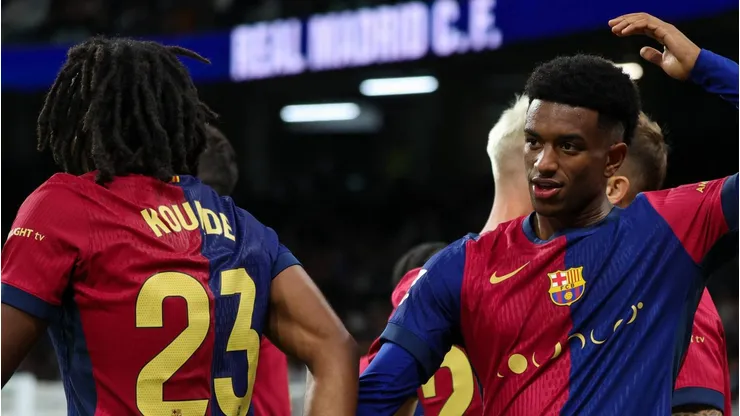 O Barcelona enfrenta desafios financeiros e técnicos na busca por um novo lateral-esquerdo, com ênfase na necessidade de um jogador defensivamente sólido. (Foto: IMAGO / SOPA Images)