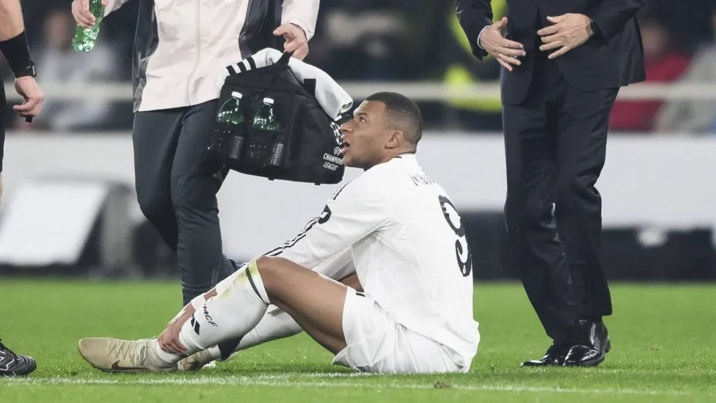 Mbappé sentado no gramado após o momento da contusão em Atalanta v Real Madrid pela Champions (IMAGO / Nicolo Campo)