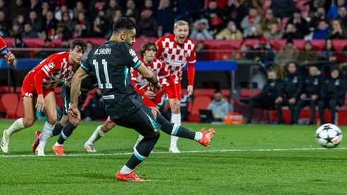A decisão do árbitro gerou debates acalorados, enquanto Steve McManaman, ex-jogador do Liverpool, destacou a sorte de sua antiga equipe no confronto. (Foto: IMAGO / Propaganda Photo)