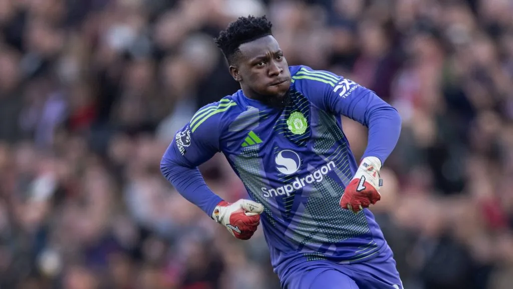 O goleiro do Manchester United, Andre Onana, comemora um gol durante a partida da Premier League entre Manchester United FC e Brentford FC, no Old Trafford, em 19 de outubro de 2024, em Manchester, Inglaterra. (Foto: IMAGO / Visionhaus)