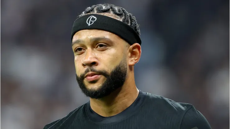 Depay, do Corinthians, é tema em jornal inglês. Foto: Joisel Amaral/AGIF