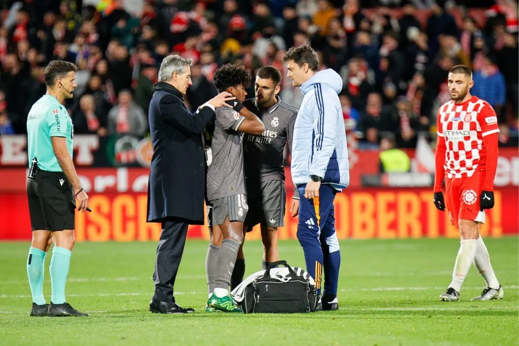 Endrick recebe atendimento em jogo do Real Madrid. Foto: IMAGO / Cordon Press.