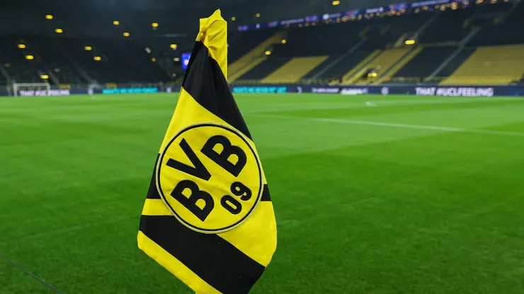 UEFA Champions League - Borussia Dortmund - FC Barcelona, Barca am 11.12.2024 im Signal Iduna Park in Dortmund Eckfahne von Borussia Dortmund - Feature, Symbol, Symbolfoto, charakteristisch, Detail *** UEFA Champions League Borussia Dortmund FC Barcelona on 11 12 2024 at Signal Iduna Park in Dortmund Corner flag of Borussia Dortmund feature, symbol, symbol photo, characteristic, detail MH