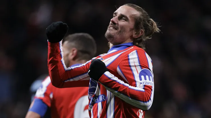 Antoine Griezmann com a camisa do Atlético de Madrid.