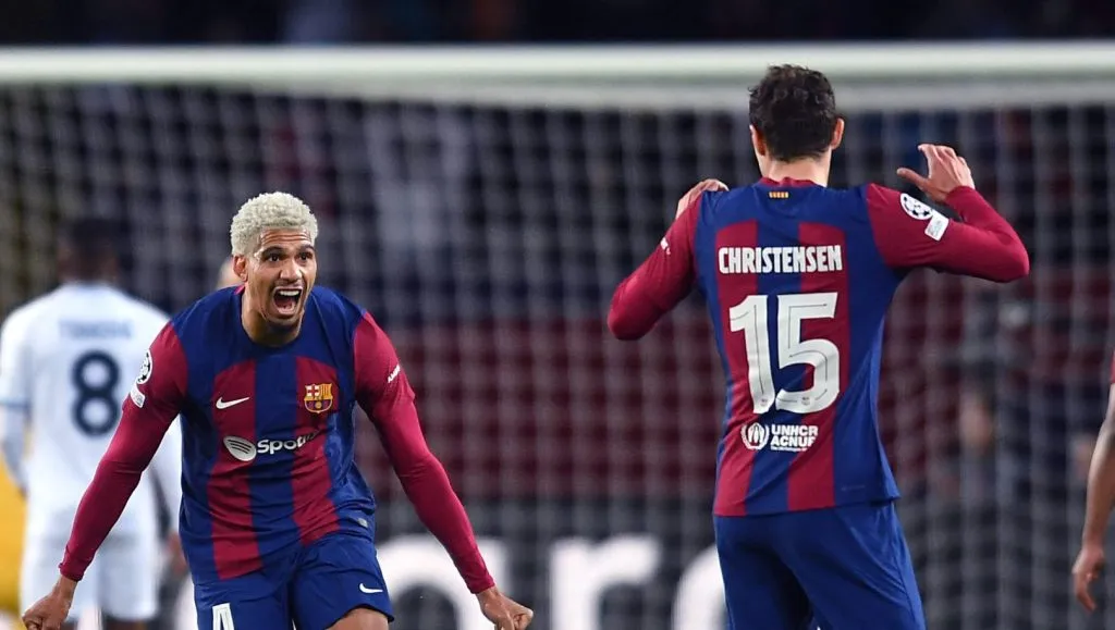 Ronald Araújo celebrando com Andreas Christensen a vitória do Barcelona na Champions (IMAGO / Sergio Ros)