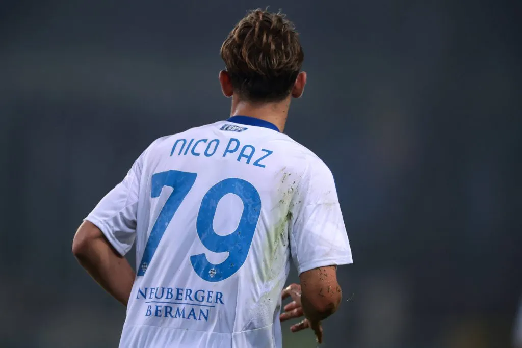 Nico Paz em ação com a camisa do Como 1907. Foto: IMAGO / Sportimage.