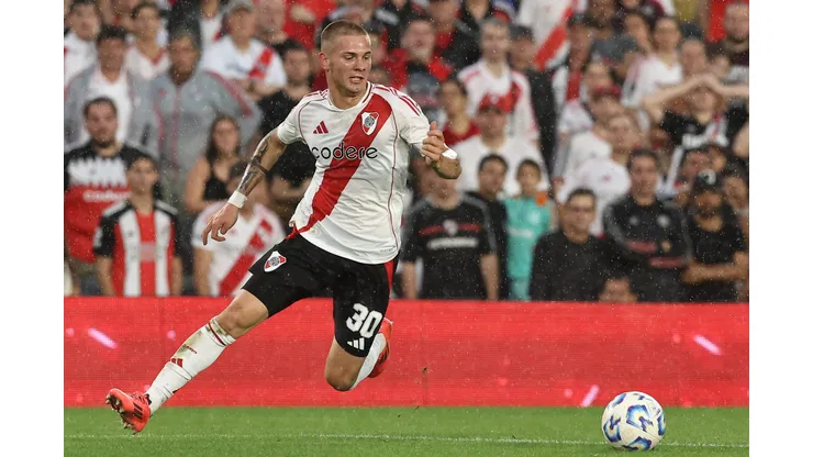 Mastantuono é alvo do Chelsea e peça fundamental no elenco do River Plate - Foto: Imago