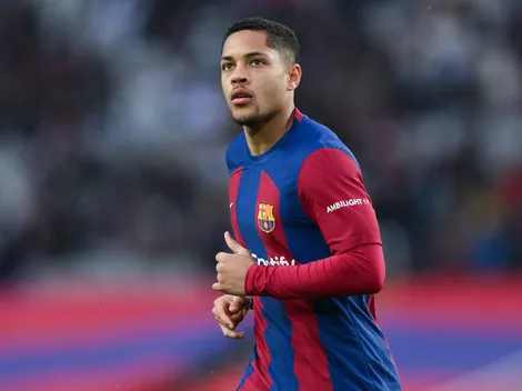 Raphinha expõe episódio triste com Vitor Roque e Hansi Flick