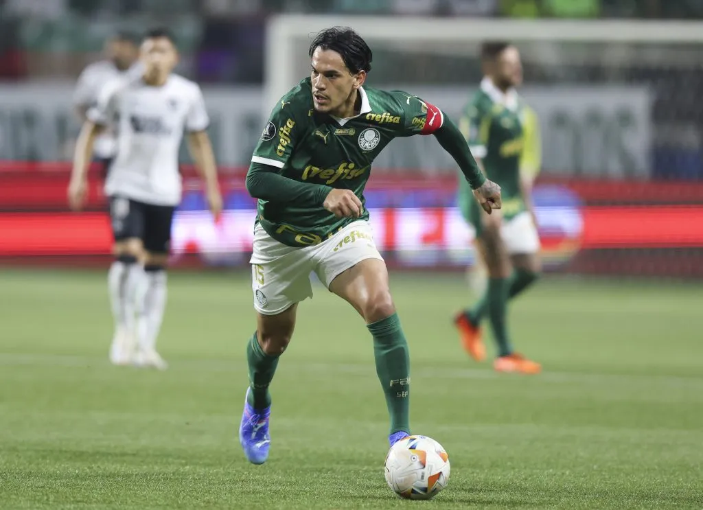 Gómez enfrentando o Botafogo (Photo by Alexandre Schneider/Getty Images)