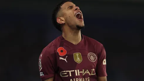 Savinho com a camisa do Manchester City.