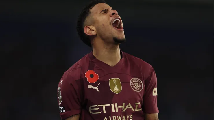 Savinho com a camisa do Manchester City.