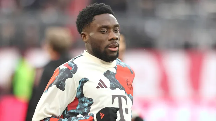 Alphonso Davies antes de partida pelo Bayern de Munique