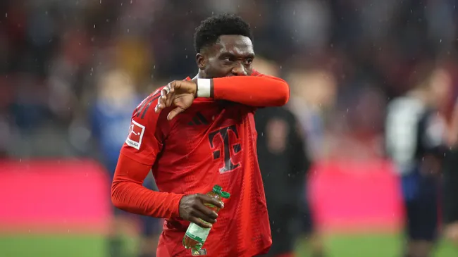 Alphonso Davies em partida pelo Bayern de Munique (Foto: IMAGO / Ulrich Wagner)