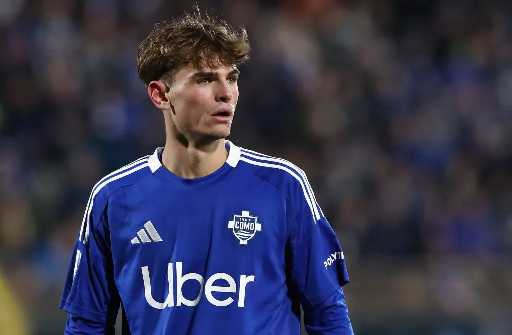 Nico Paz em campo pelo Como (Photo by Marco Luzzani/Getty Images)