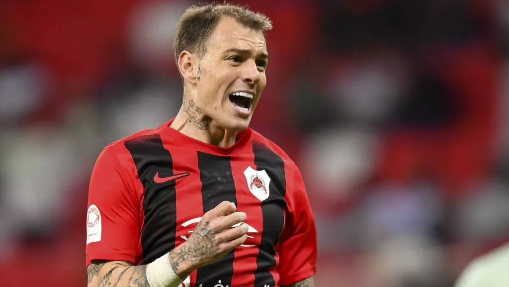 Roger Guedes atuando pelo Al-Rayyan. Foto: IMAGO / Naushad