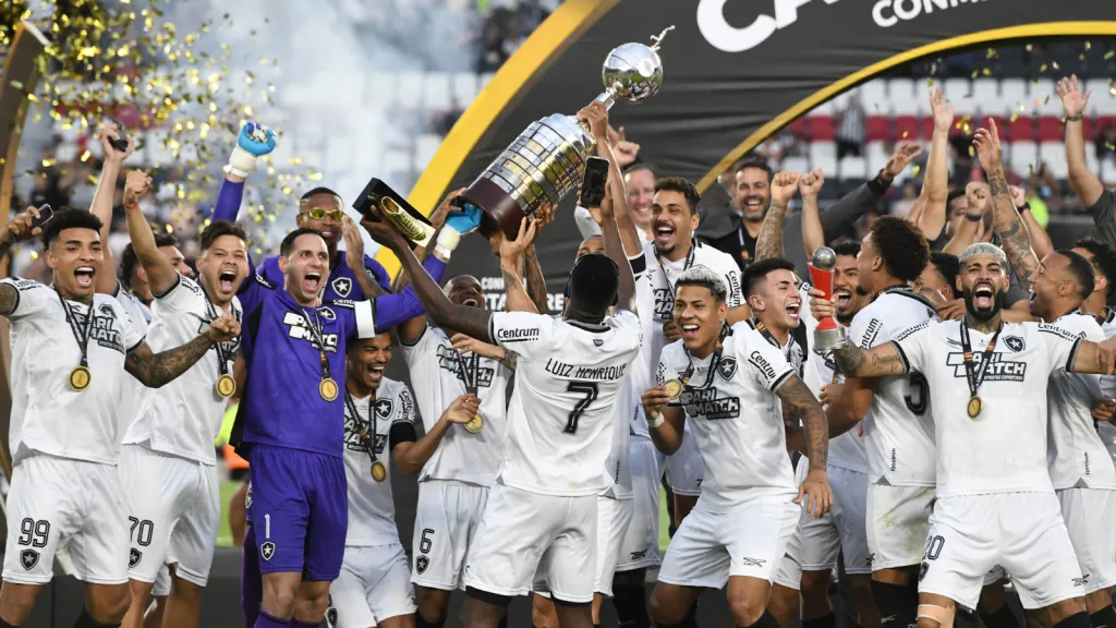 Botafogo com o troféu da Libertadores 2024 (Foto: IMAGO / NurPhoto)