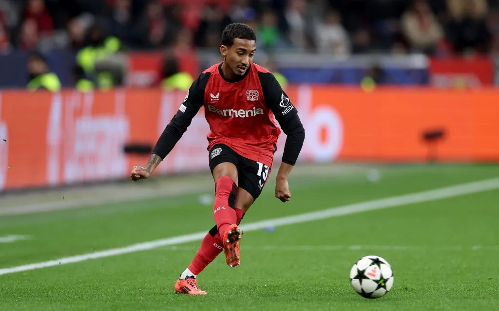 Arthur em campo pelo Leverkusen (Photo by Lars Baron/Getty Images)