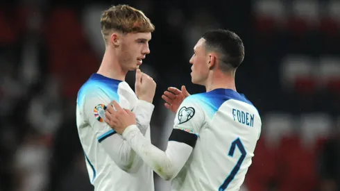 Meias Phil Foden e Cole Palmer em jogo da Seleção da Inglaterra