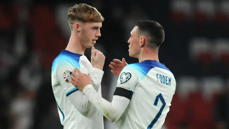 Meias Phil Foden e Cole Palmer em jogo da Seleção da Inglaterra