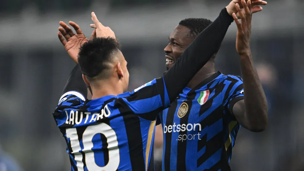 Marcus Thuram e Lautaro Martinez em jogo da Inter de Milão (Foto: IMAGO / NurPhoto)
