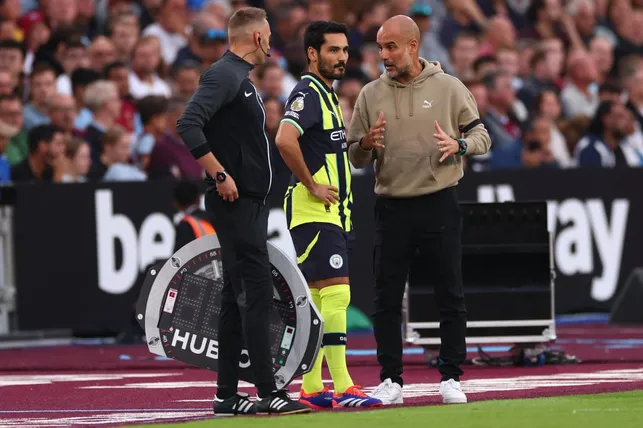 Pep Guardiola conversa com lkay Gundogan no Manchester City. Foto: IMAGO / Ação Plus.