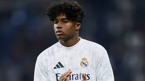 Endrick com a camisa do Real Madrid.