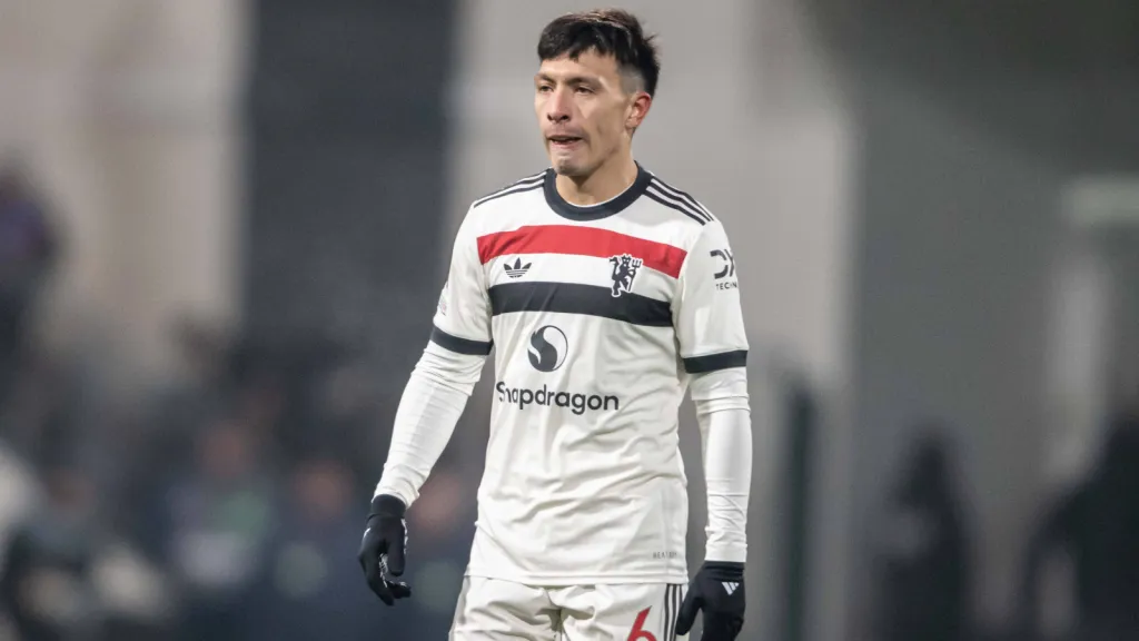 Lisandro Martínez em jogo do Manchester United (Foto: IMAGO / Michal Fajt)