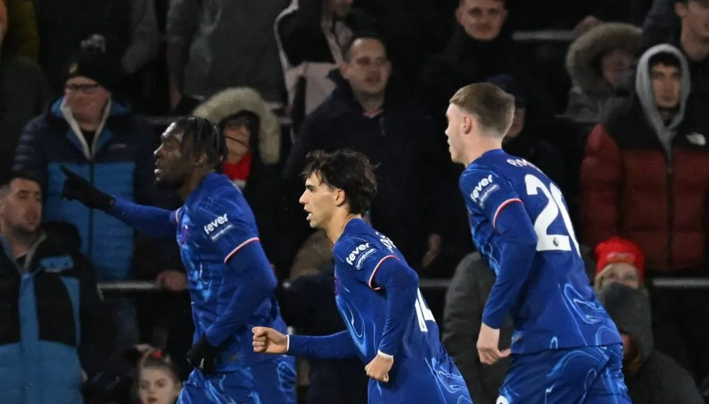 Disasi, Félix e Palmer comemorando um gol do zagueiro pelo Chelsea contra o Southampton (IMAGO / Pro Sports Images)