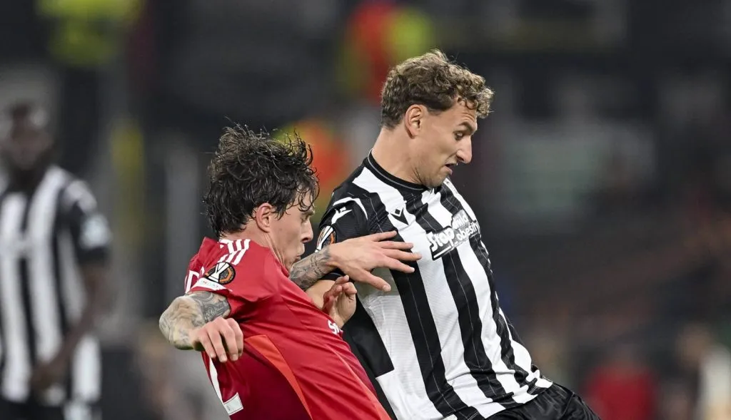 Lindelof fazendo carrinho na partida entre Manchester United x PAOK pela Europa League (IMAGO / Sports Press Photo)