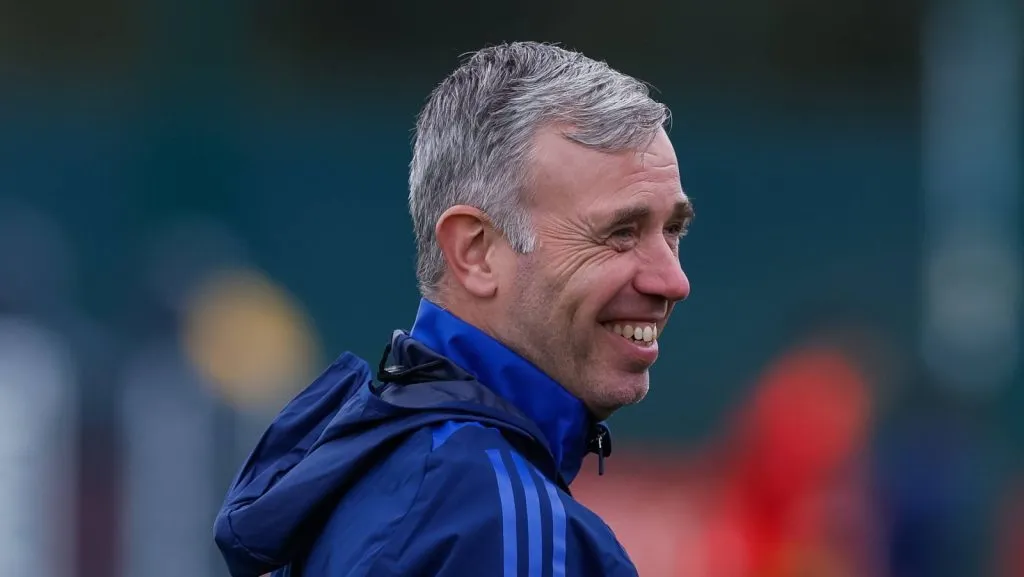 O assistente técnico René Hake, do Manchester United, observa durante a sessão de treinamento para a 1ª rodada da fase de grupos da UEFA Europa League 2024/25. O treino ocorreu no complexo de treinamento Carrington, em Manchester, Inglaterra, em 24 de setembro de 2024. (Foto: IMAGO / Goal Sports Images)