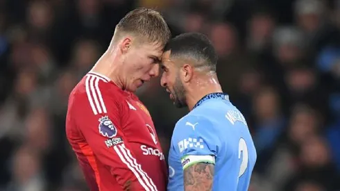 Kyle Walker e Rasmus Hojlund durante Manchester City x Manchester United – Foto: Getty Images
