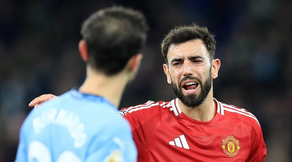 Bernardo Silva conversando com Bruno Fernandes no jogo entre Manchester City x Manchester United (IMAGO / Action Plus)